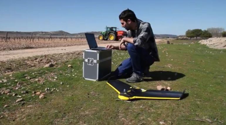 Manejando un dron para el análisis del viñedo