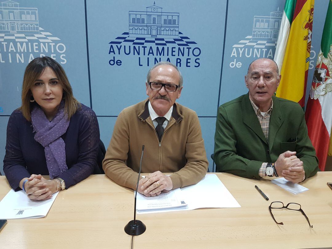 Juana Cruz, Joaquín Robles y Javier Tortosa ofrecen una rueda de prensa