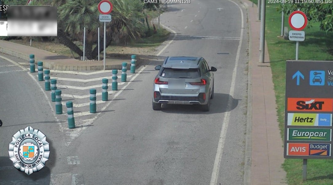 Vehículo denunciado por usar el carril reservado al transporte público