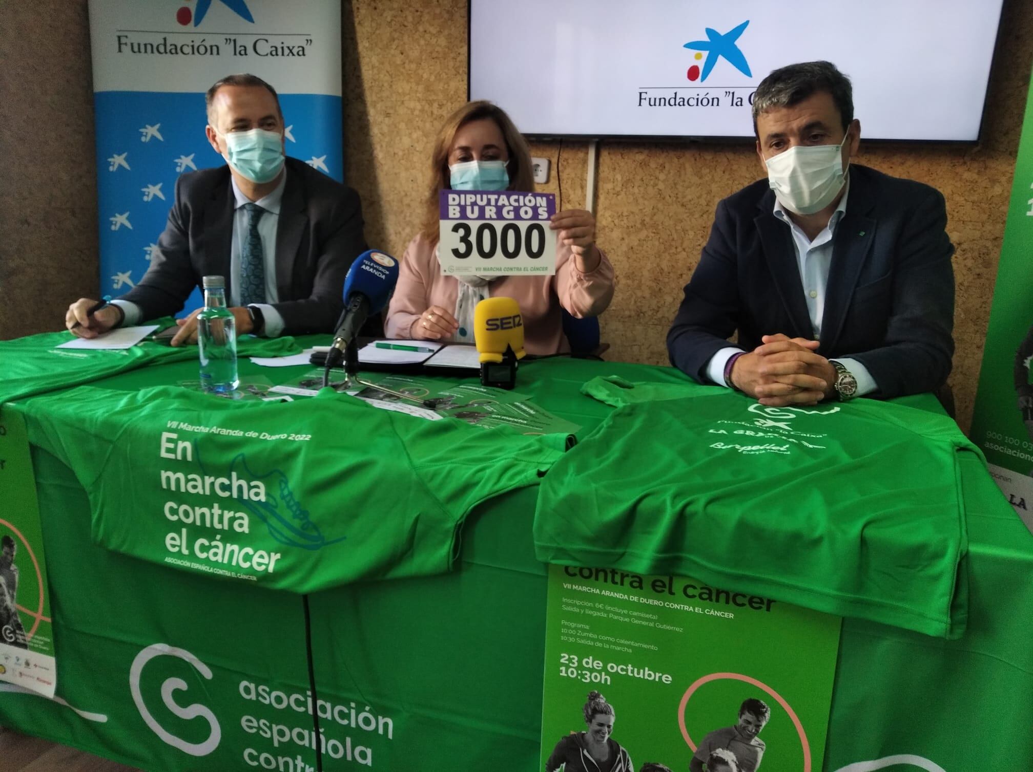 Eva Asensio muestra el dorsal 3.000 en la presentación, acompañada por José Ángel Torres, de Fundación La Caixa (izq) y Jaime Chico, de La Granja de Chico