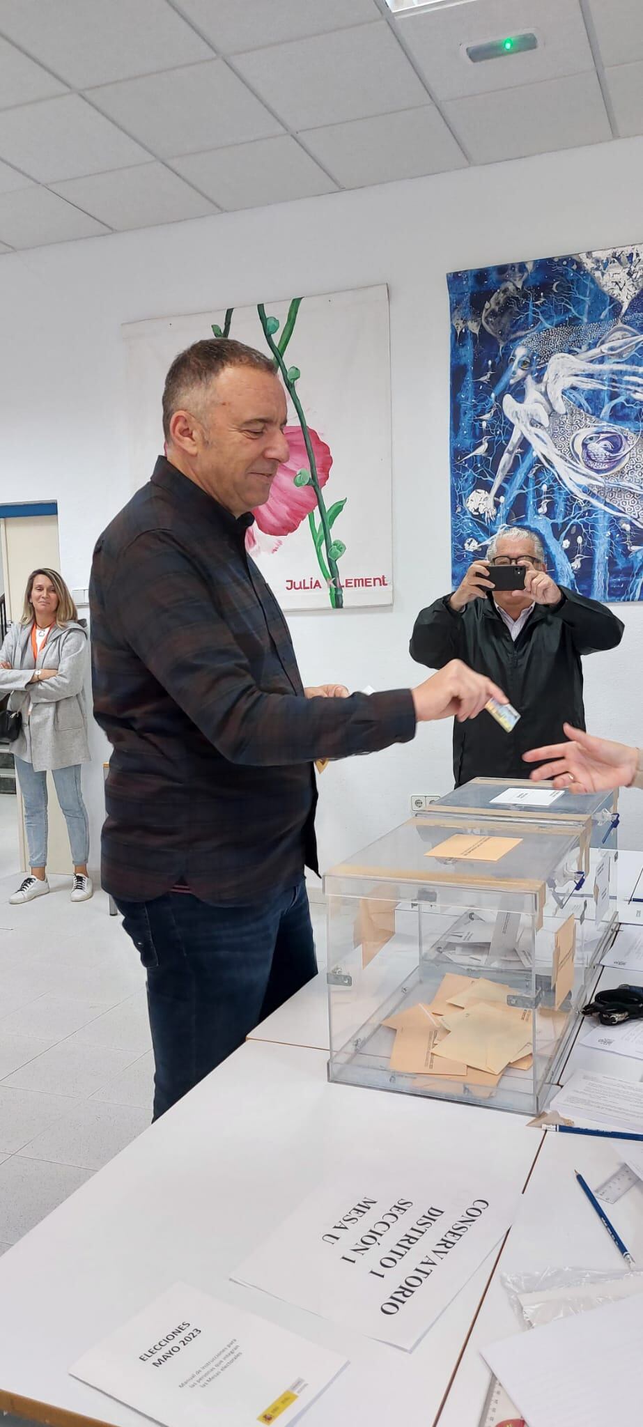 Diego Zaragozí deposita su voto en Altea
