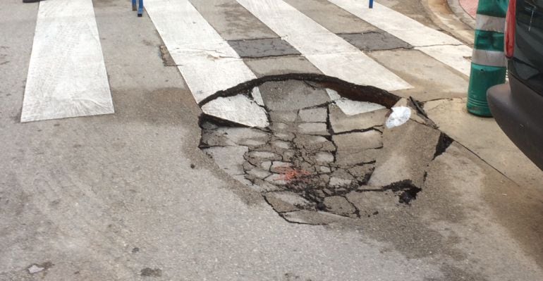 Así es el socavón aparecido en la calle Virgen de los Desamparados