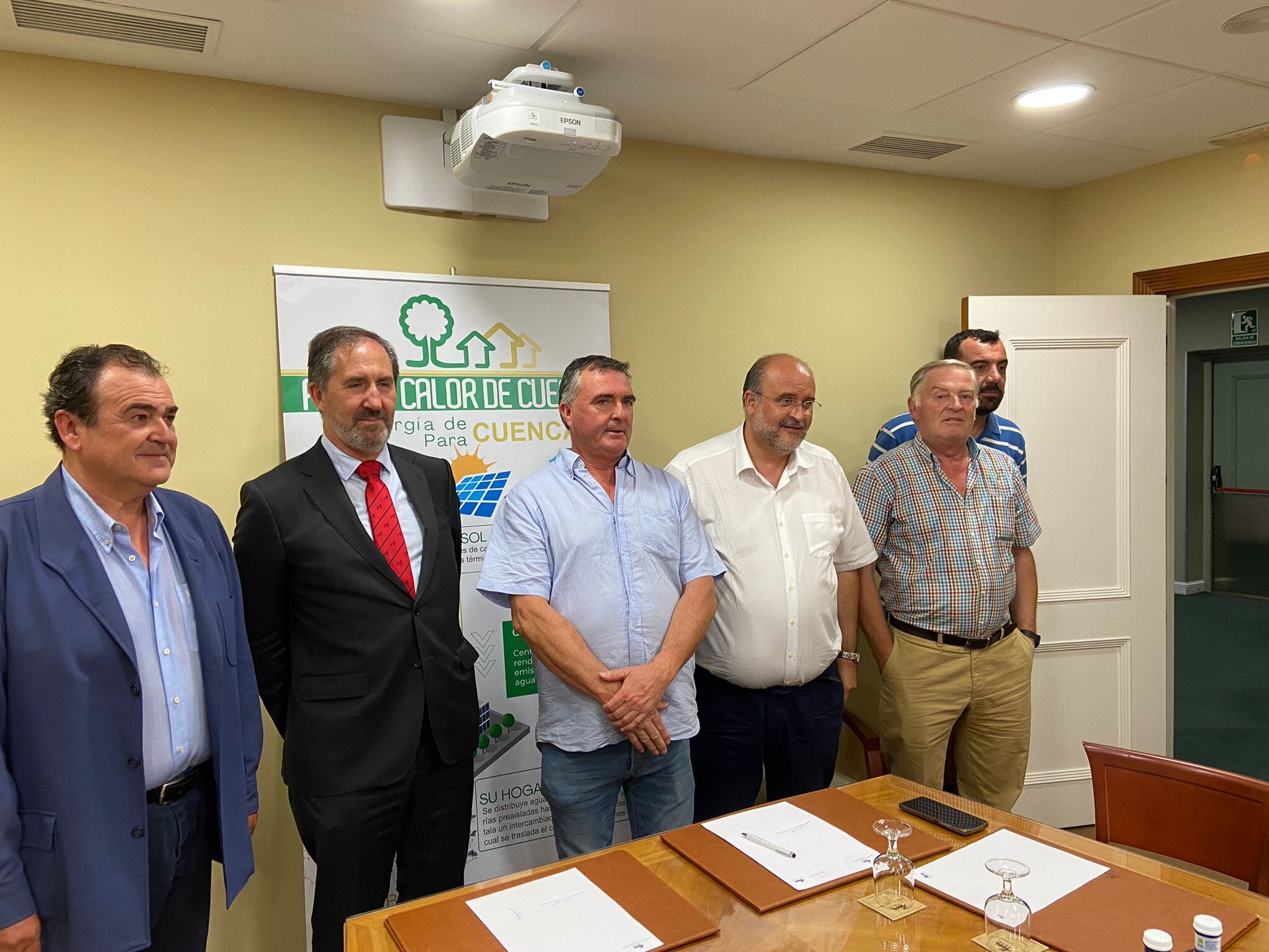 Responsables del club de balonmano y de la empresa Rebi, así como de la Junta, tras la firma del convenio