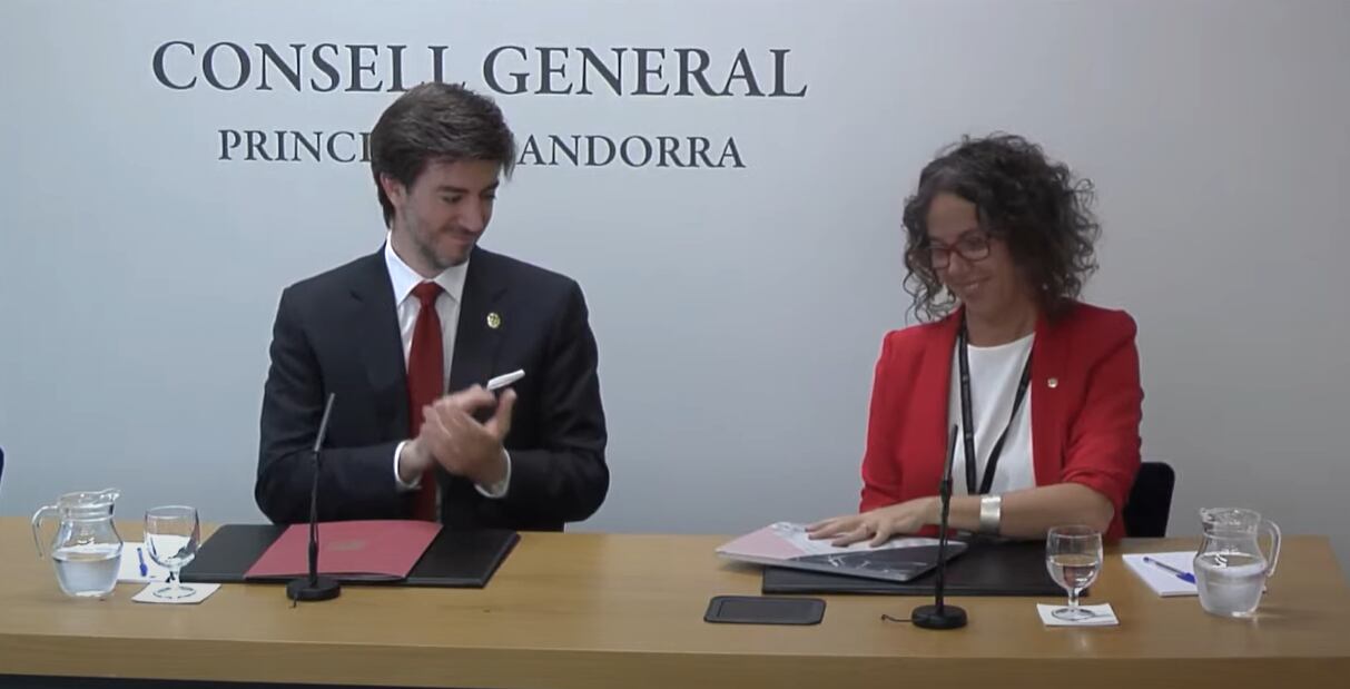 Judit Casal rep el suport del síndic general durant la roda de premsa del seu comiat al Consell General. Casal renuncia al seu escò per motius mèdics.