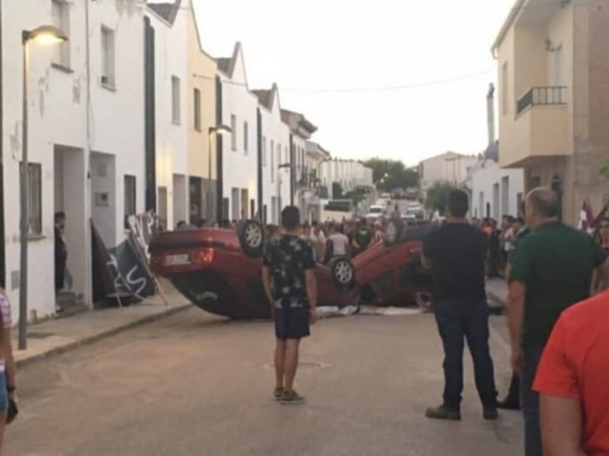 Vuelcan varios vehículos al terminar la manifestación de Peal de Becerro
