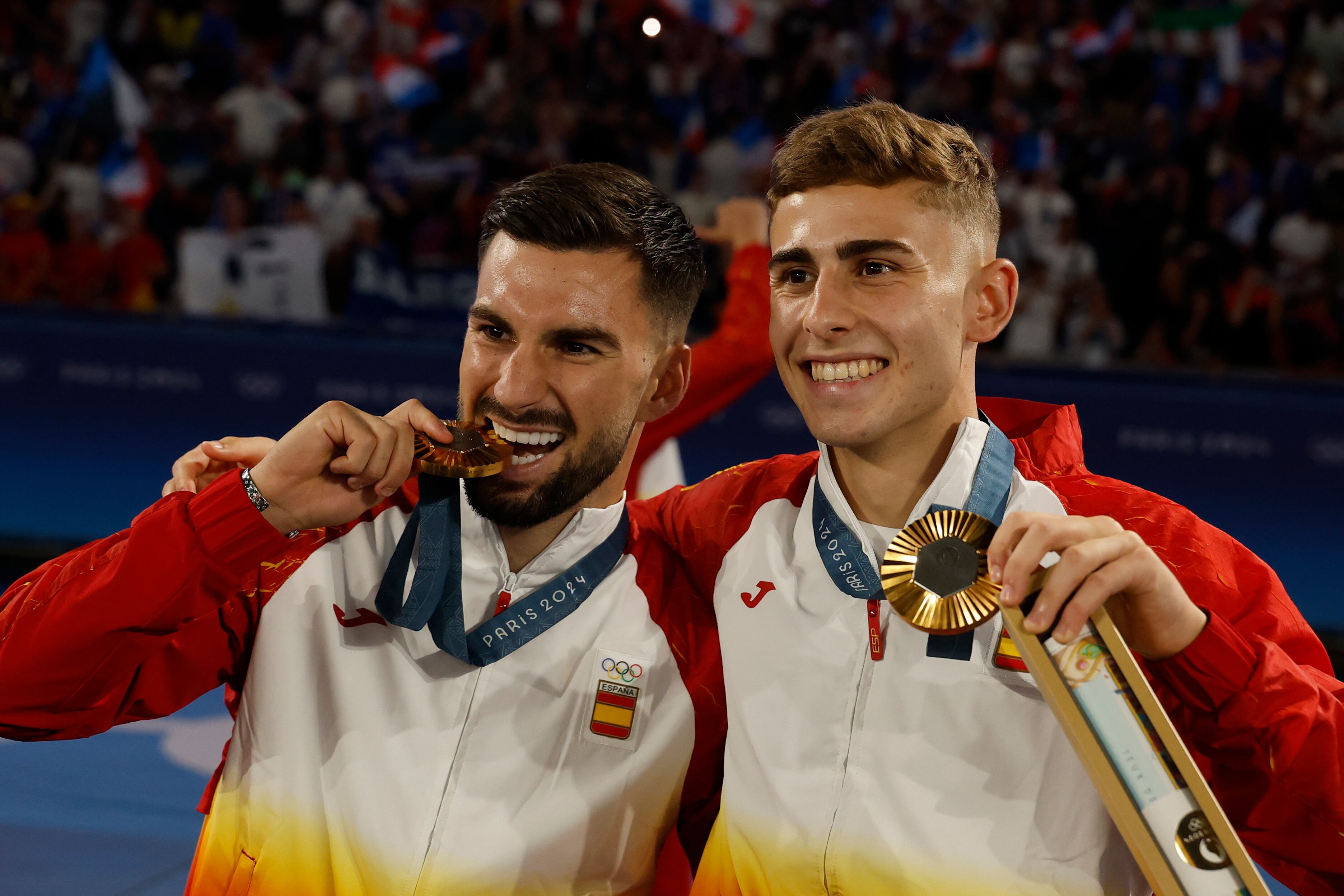 PARIS, 09/08/2024.- Los jugadores españoles, Fermín López y Alex Baena, posan con la medalla de oro conseguida en la final de fútbol masculino de los Juegos Olímpicos de París 2024 que Francia y España han disutado este viernes en el Parc des Princes, de Paris . EFE/ Juanjo Martin
