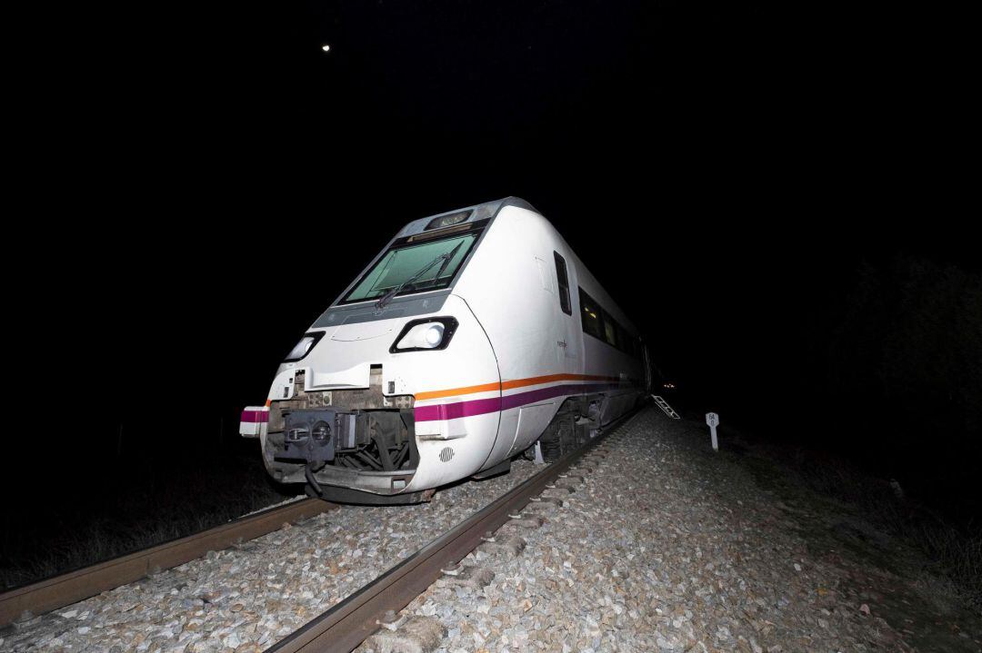 Un tren que cubría la línea Madrid-Zafra ha descarrilado esta tarde, sin vuelco, a 500 metros de la estación de Torrijos (Toledo), sin que haya que lamentar ningún herido