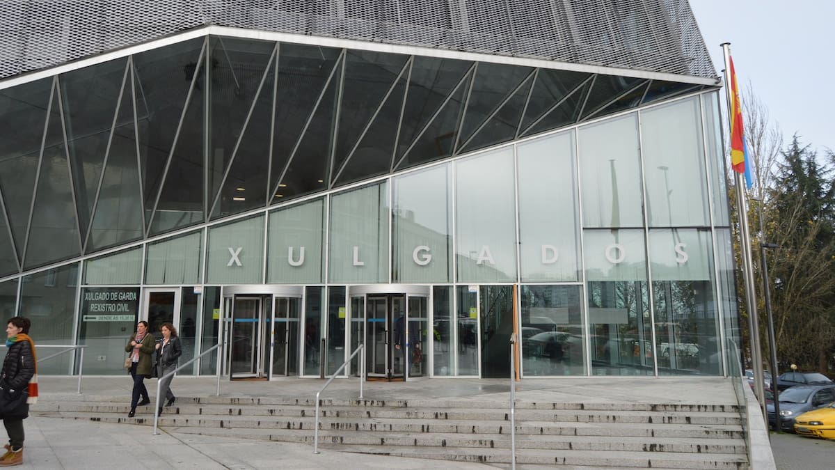 Un acusado de robar y amenazar a su madre niega los hechos