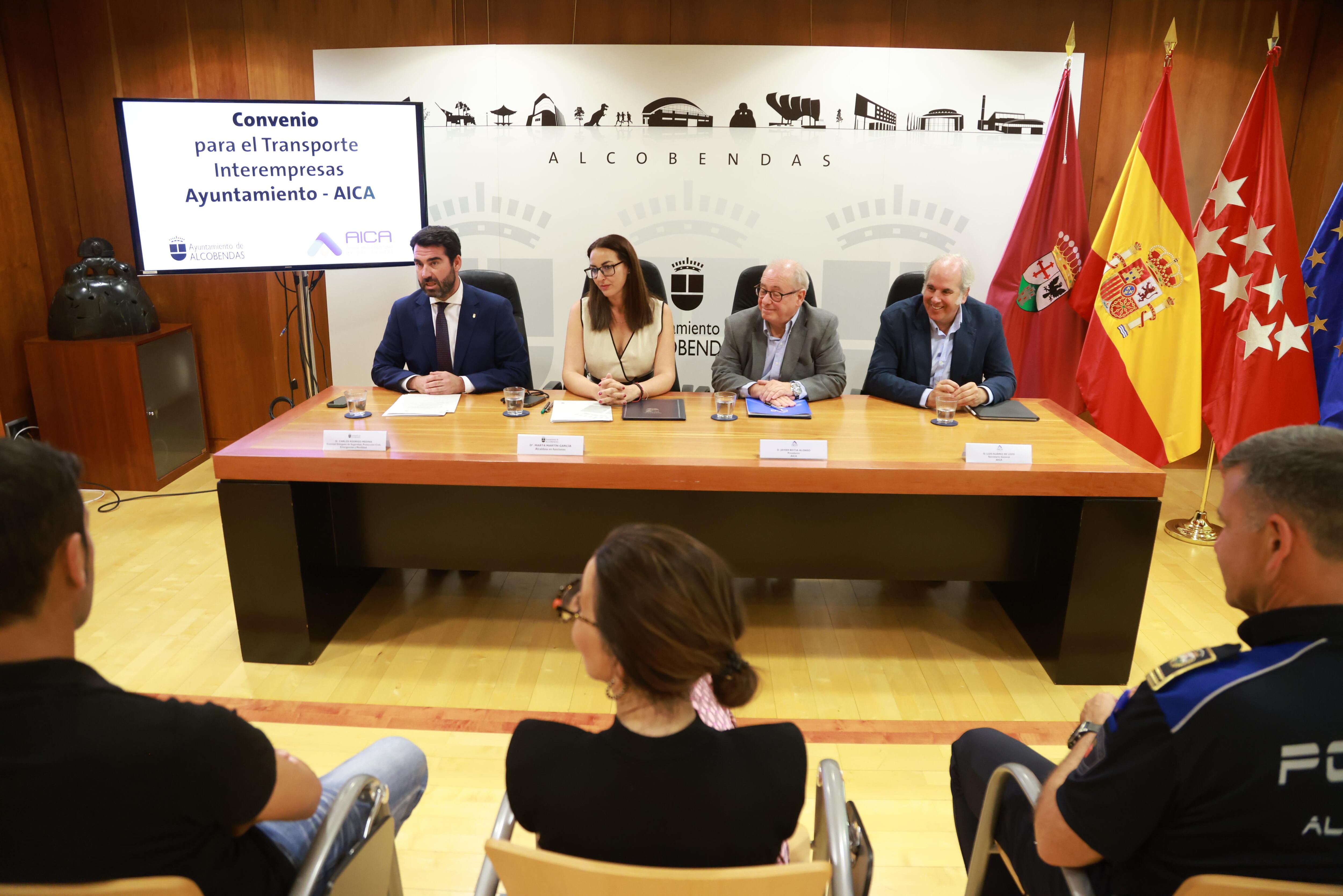 Firma del convenio de la renovación del convenio entre Alcobendas y AICA