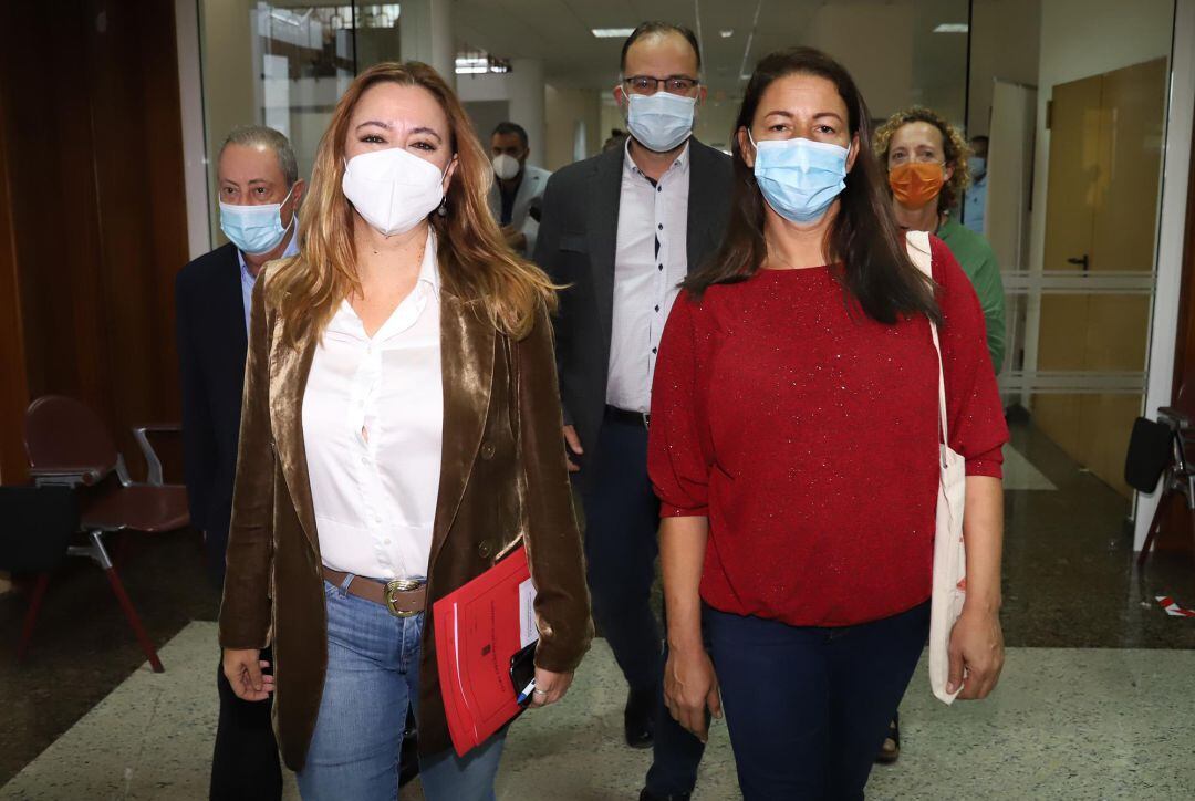 María Dolores Corujo, presidenta del Cabildo de Lanzarote, junto a los consejeros de Lanzarote en Pie-Sí Podemos, Miriam Barros y Jorge Peñas, la futura consejera no electa Elena Solís y el consejero no adscrito Juan Manuel Sosa.