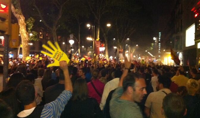 Milers de culers celebren la quarta Champions del Barça a Canaletes (SERGI CABALLERO)