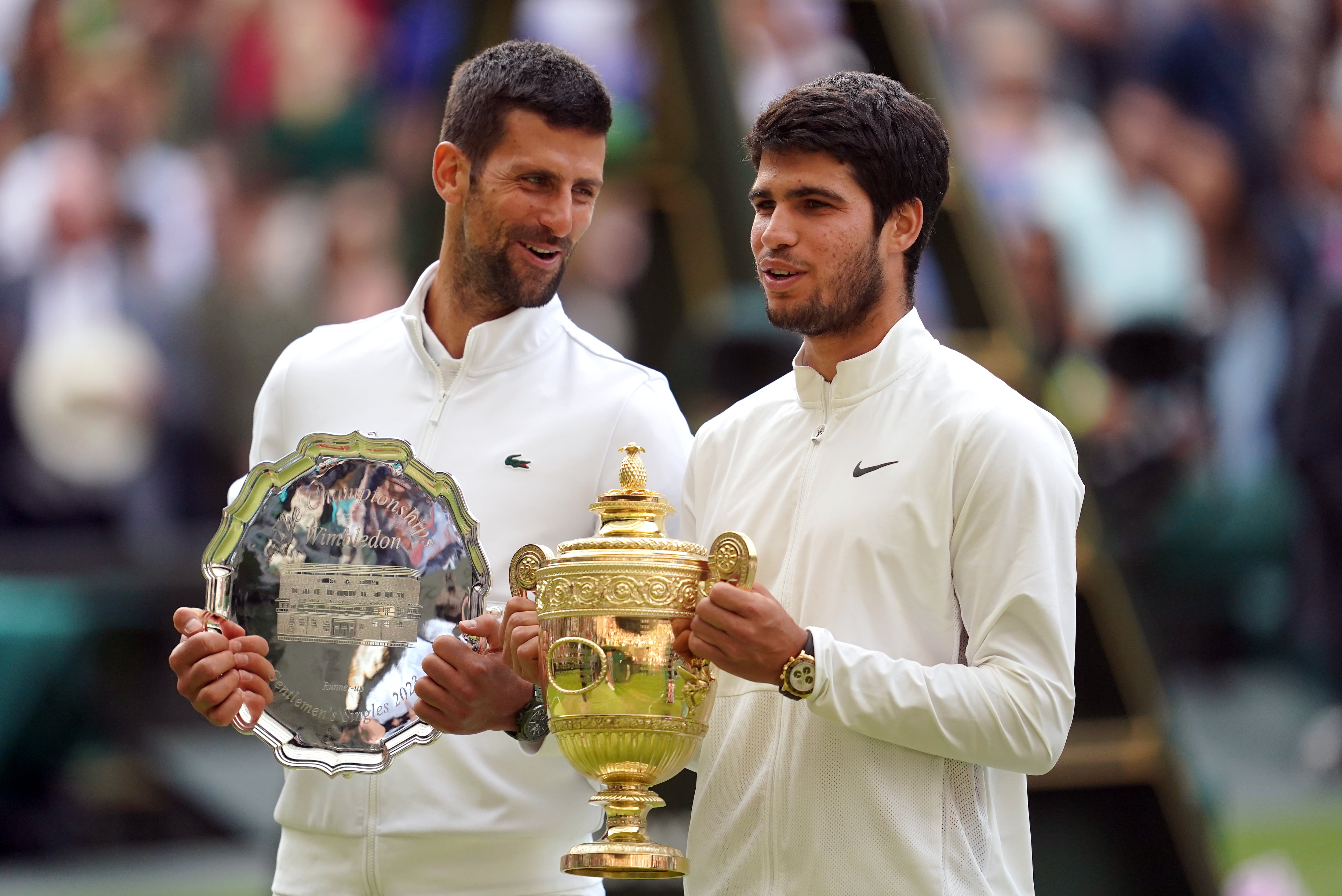 Carlos Alcaraz y Novak Djokovic, en la entrega de trofeos de la final de Wimbledon 2023