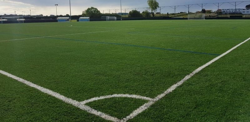 Uno de los campos de hierba artificial de las Instalaciones Nando Yosu.