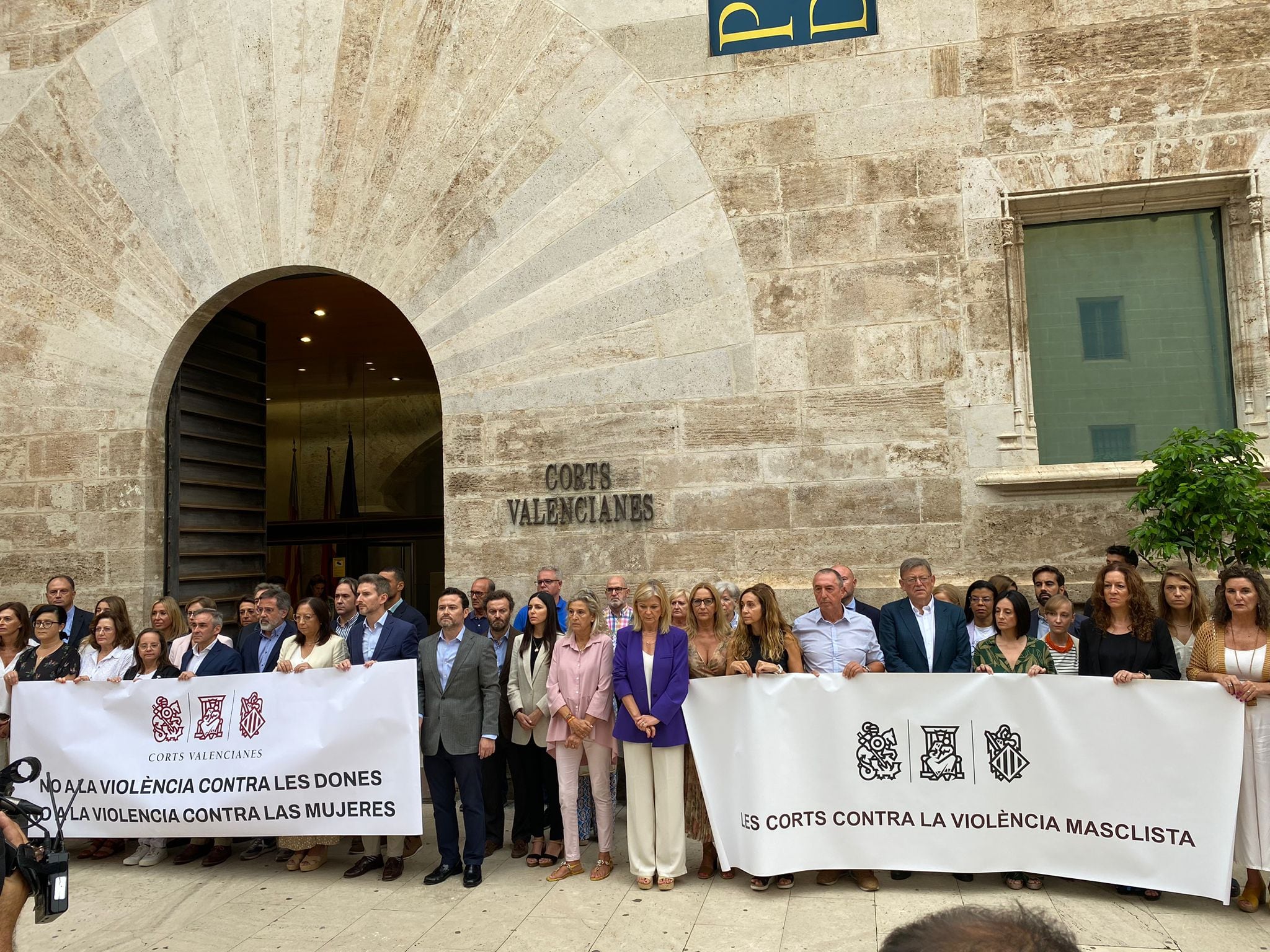 Minuto de silencio Les Corts con dos pancartas contra la violencia machista