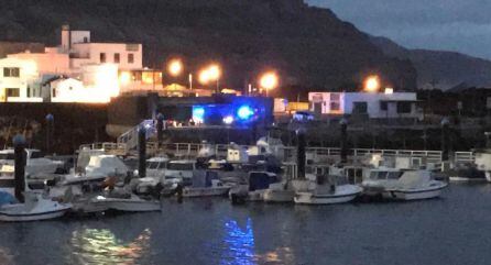 Momento del rescate de la patera en el Puerto de Órzola