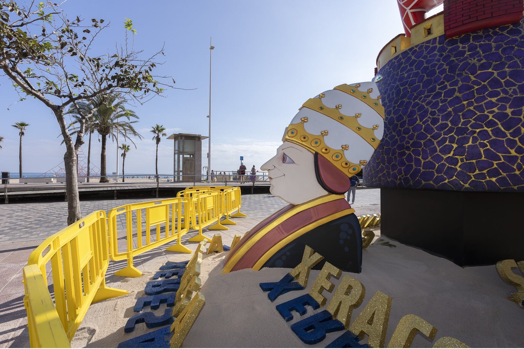 Falla Borgiana plantada en la playa de Gandia.