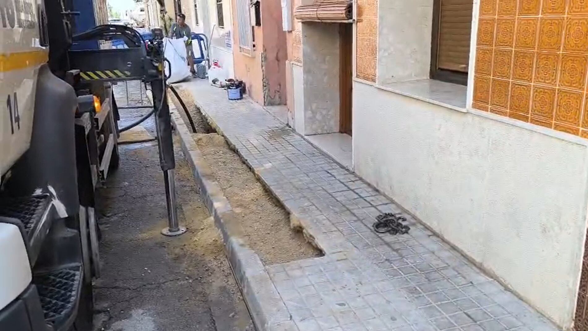Tuberías reparadas este viernes en la pedanía de El Palmar, en València, tras romperse este jueves por la noche.