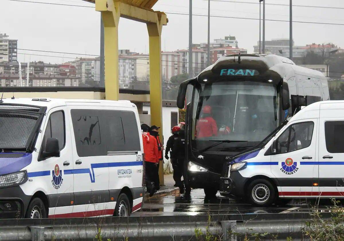 Las autoridades detienen al autobús de radicales cerca de Bilbao