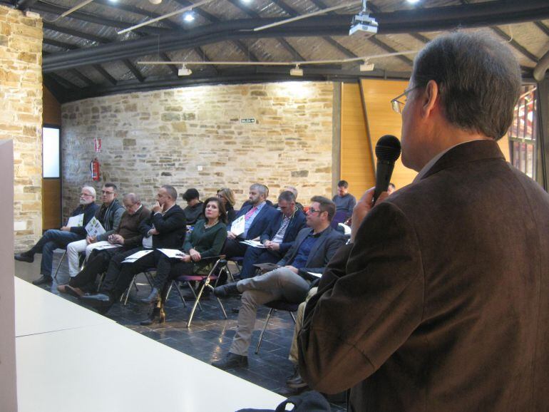 La exposición del responsable del equipo técnico de Ciuden ante los miembros de la Mesa por el Futuro dle Bierzo y los responsables de los consejos reguladores