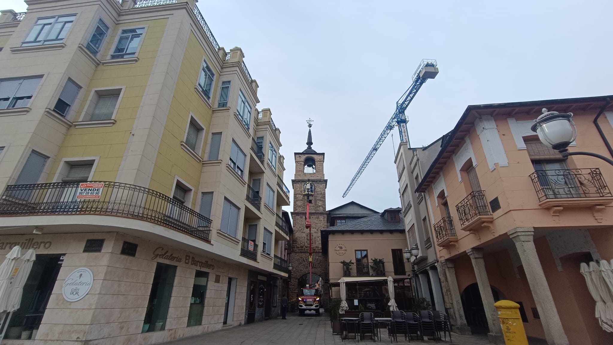 Los técnicos y los Bomberos de Ponferrada en la Torre del Reloj