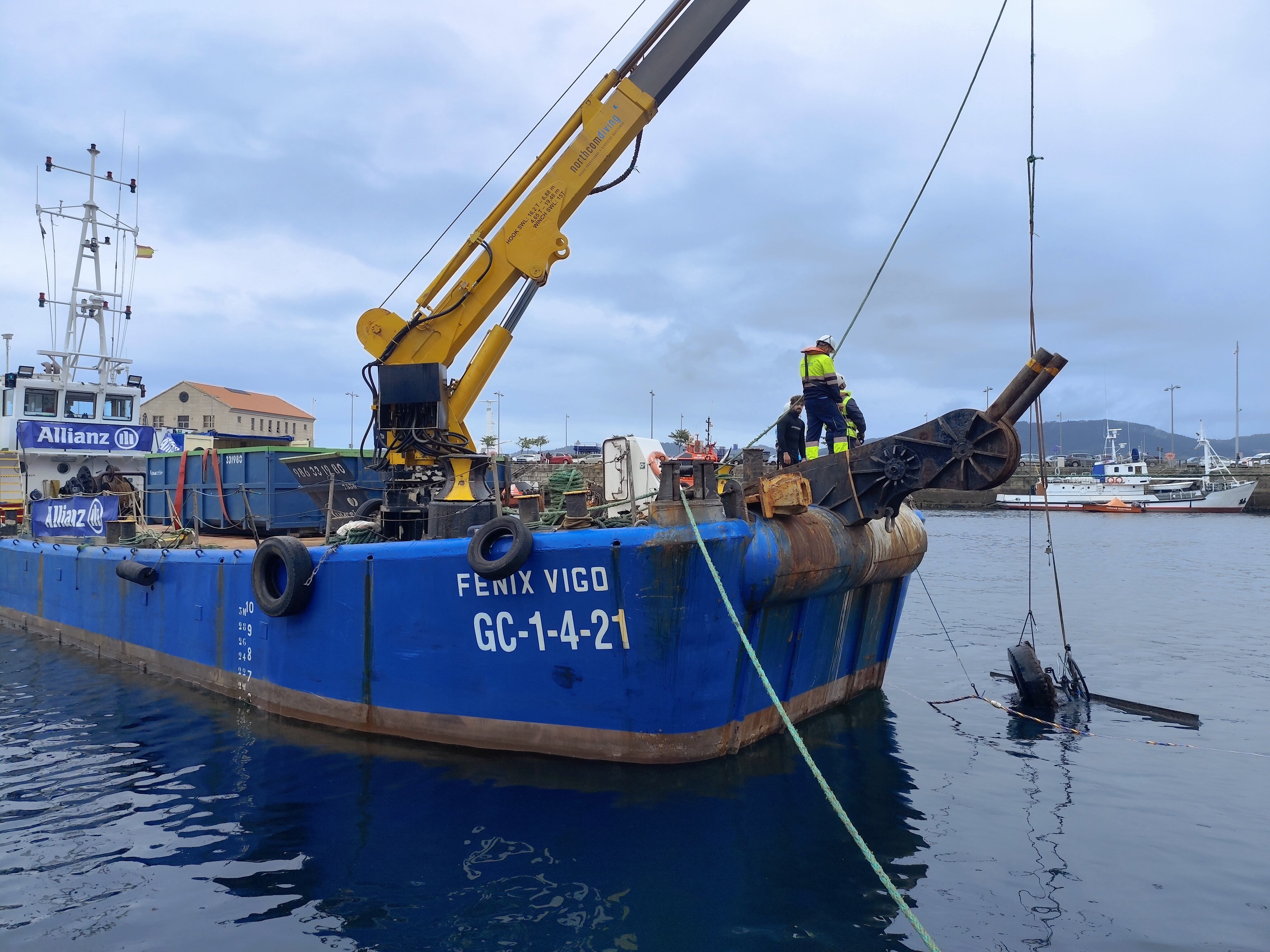 Limpieza de la dársena del Puerto de Vigo