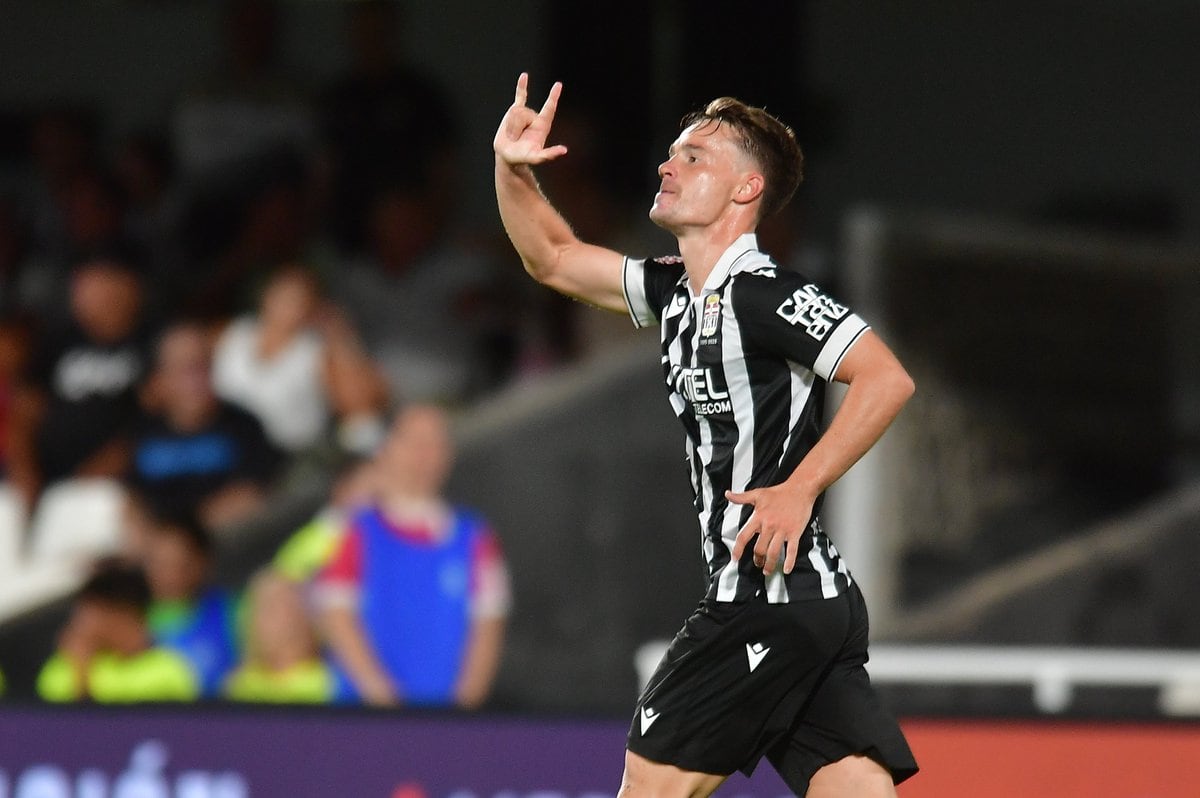 Pablo Larrea, jugador del FC Cartagena, celebra un gol en el Cartagonova.