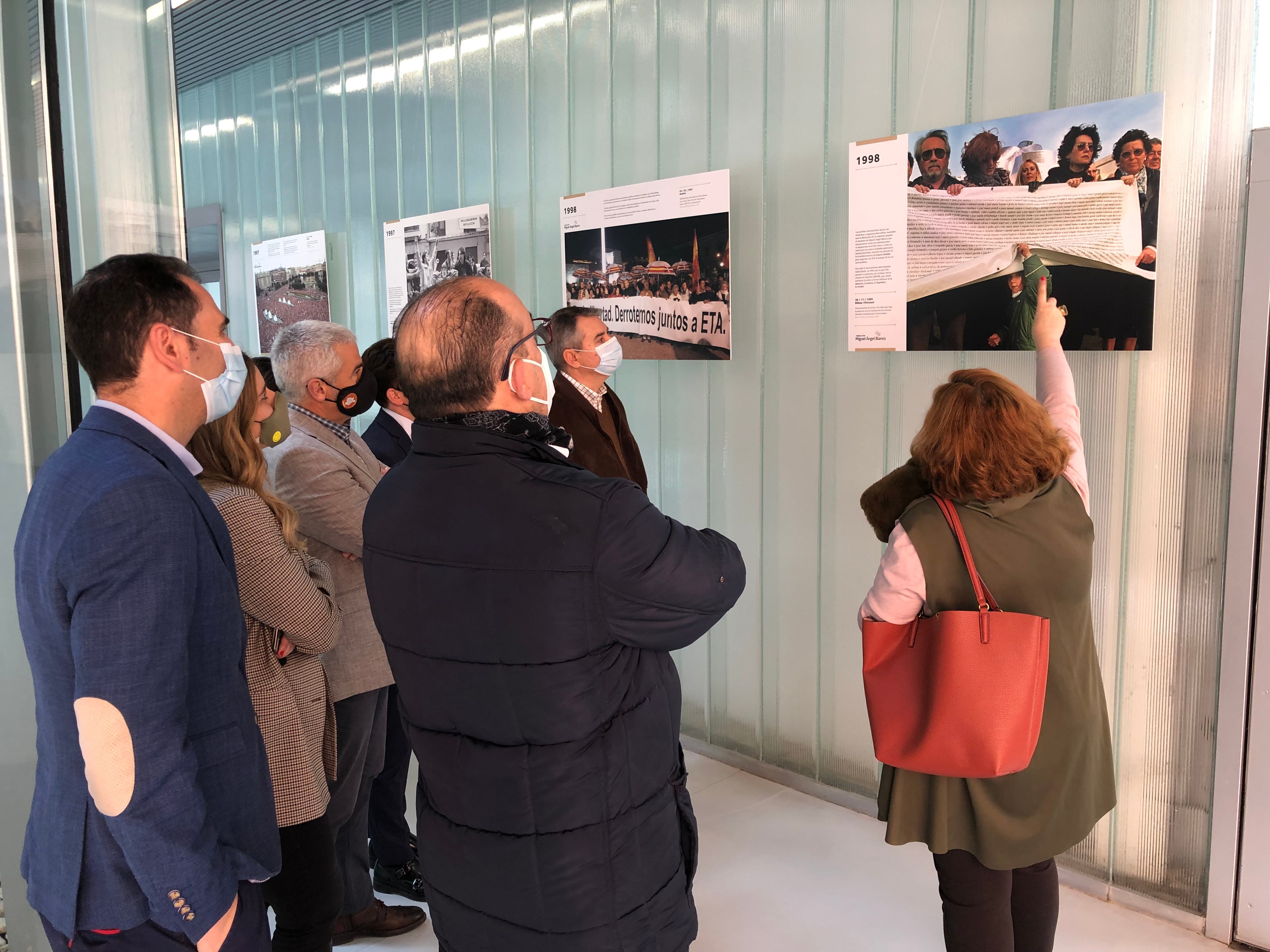 La Fundación Miguel Ángel Blanco presenta la exposición fotográfica LA VOZ DE LAS MANOS BLANCAS en Lecrác-Centro