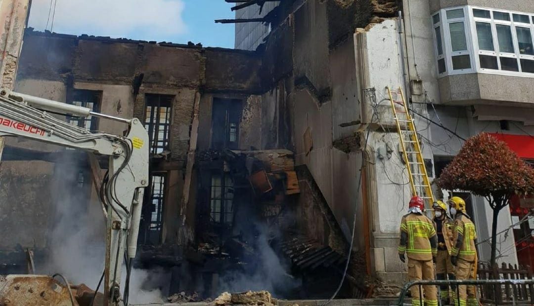 El edificio ha quedado calcinado por las llamas