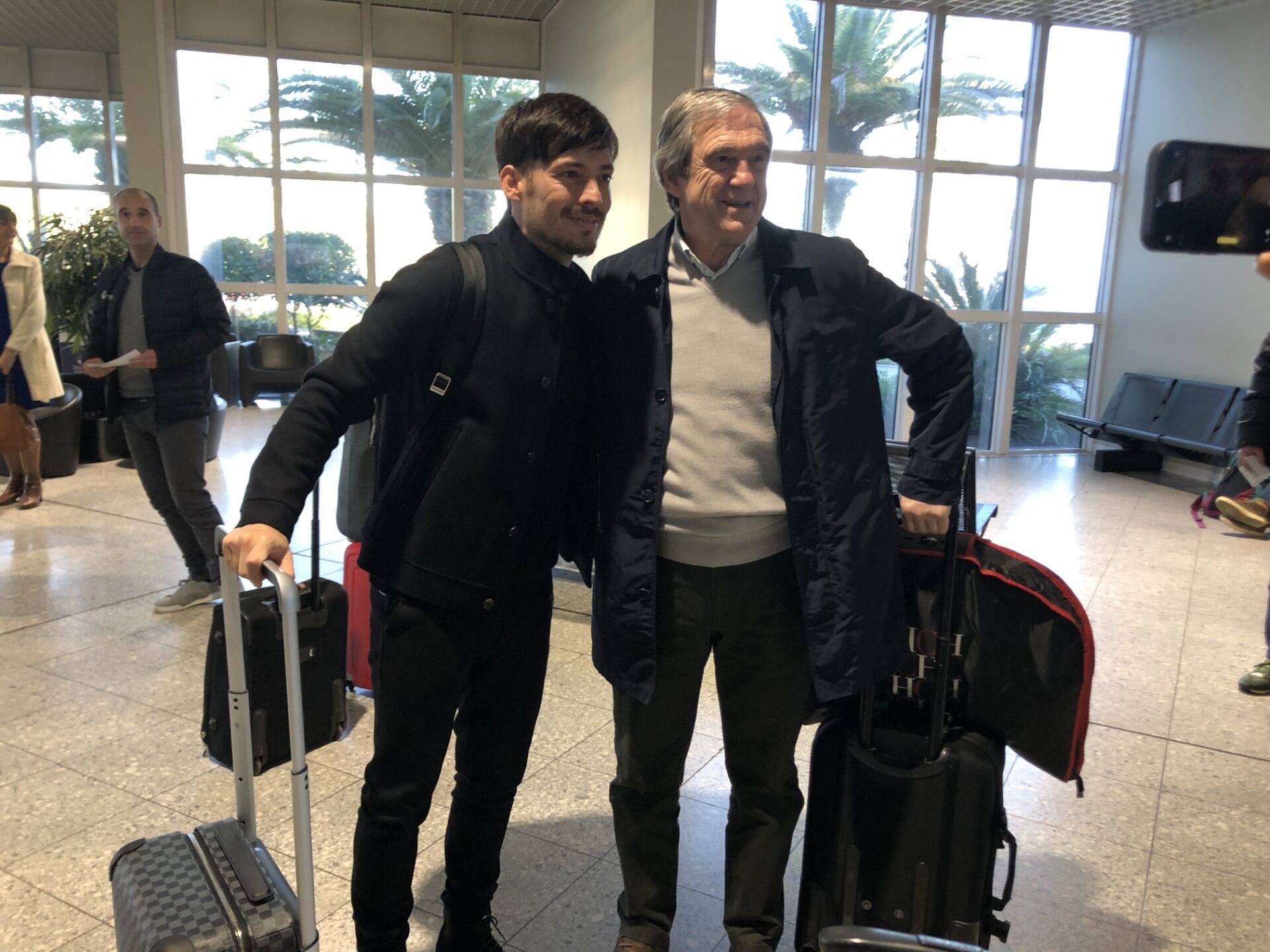 Silva y Arconada en el aeropuerto de Biarritz.