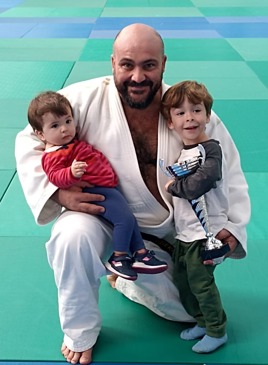 El judoka calamonteño con sus hijos Zoe y Matías.