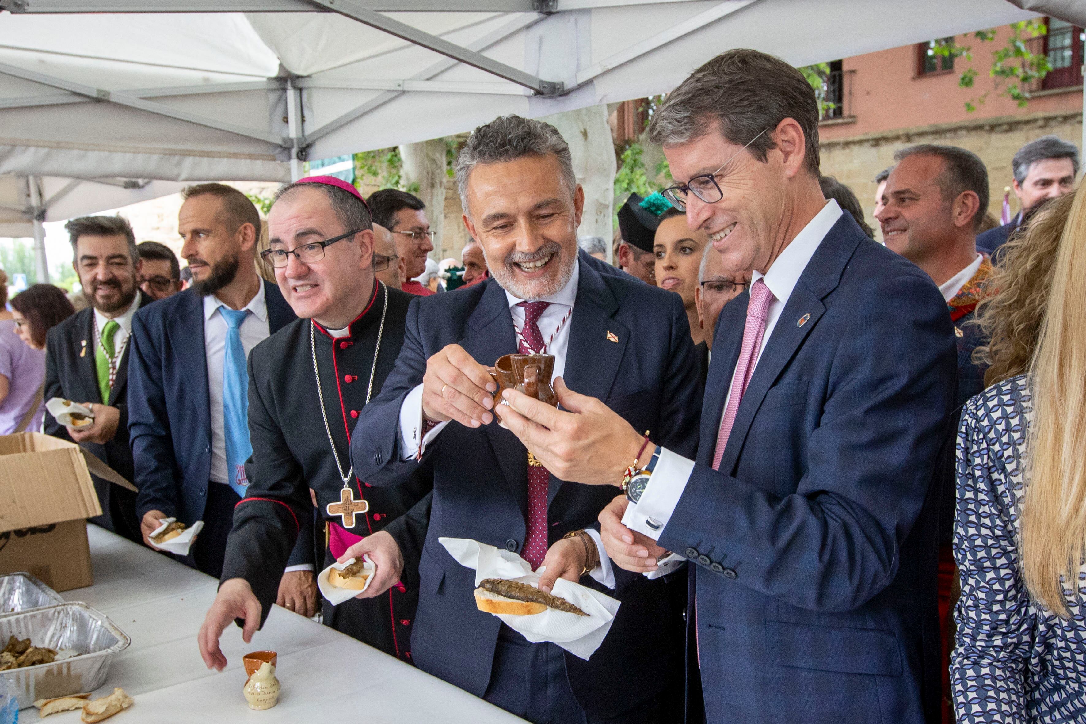 LOGROÑO 11/06/2025.- El alcalde de Logroño, Conrado Escobar (2d) y el presidente del Gobierno de La Rioja, Gonzalo Capellán (d) brindan con un vino tras recoger el pez, este miércoles, festividad de San Bernabé en Logroño. EFE/Raquel Manzanares