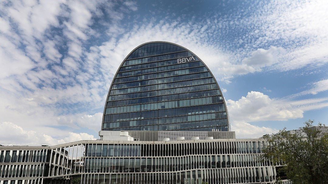 Archivo - Edificio La Vela de BBVA en Madrid.