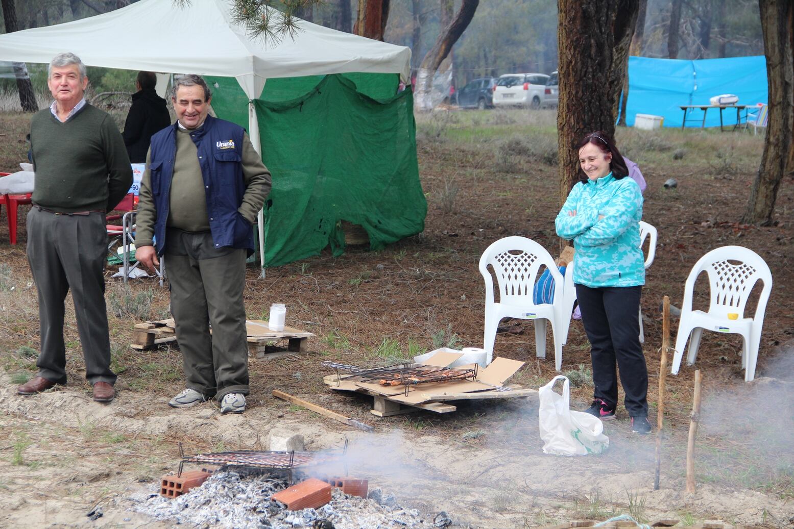 Los grupos de familias y amigos preparan las tradicionales chuletas a la parrilla en el pinar