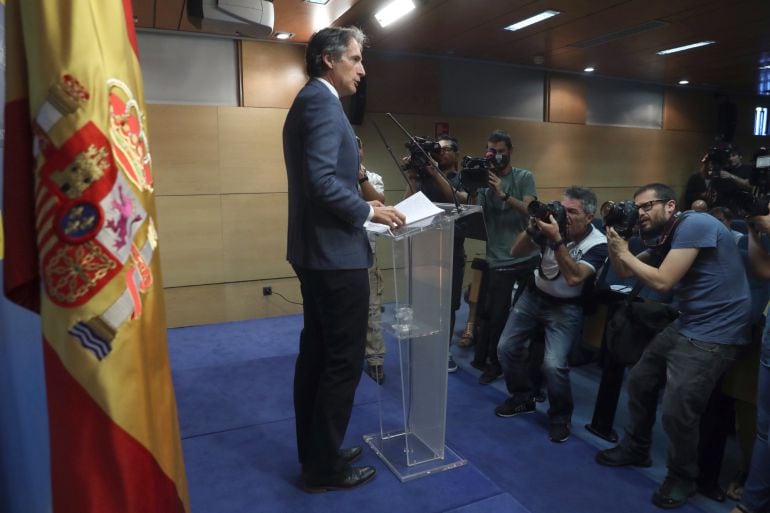  El ministro de Fomento, Íñigo de la Serna, durante la rueda de prensa ofrecida esta tarde al término de la asamblea de trabajadores de Eulen. 