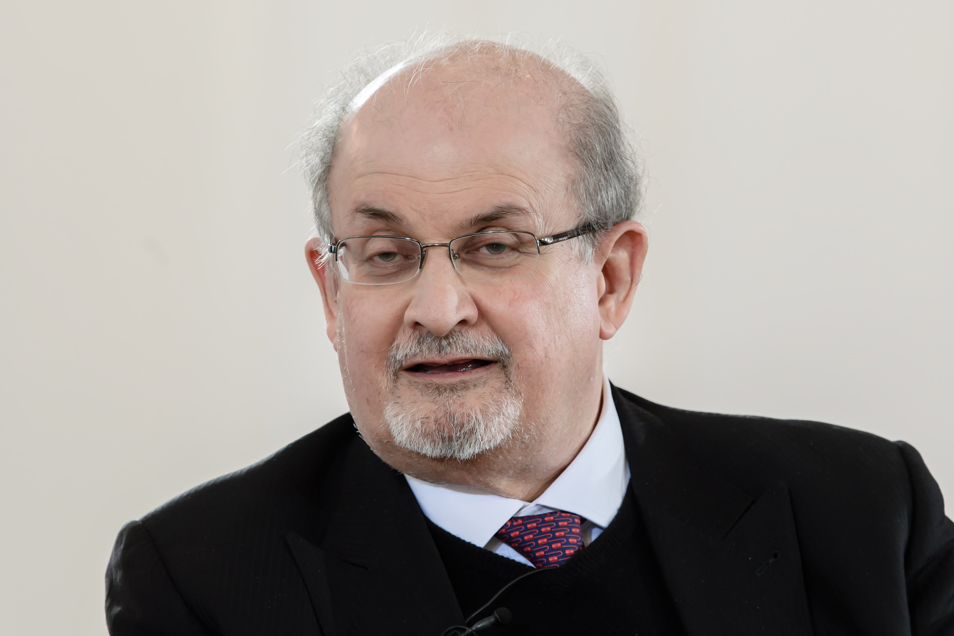 El escritor Salman Rushdie.