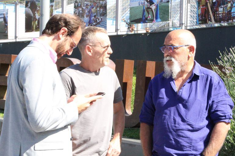 Didier Aleix, conseller de Medi Ambient d'Escaldes, i Llorenç Esquerra, responsable de zones verdes del comú, durant la presentació de la campanya 'Zero productes químics'