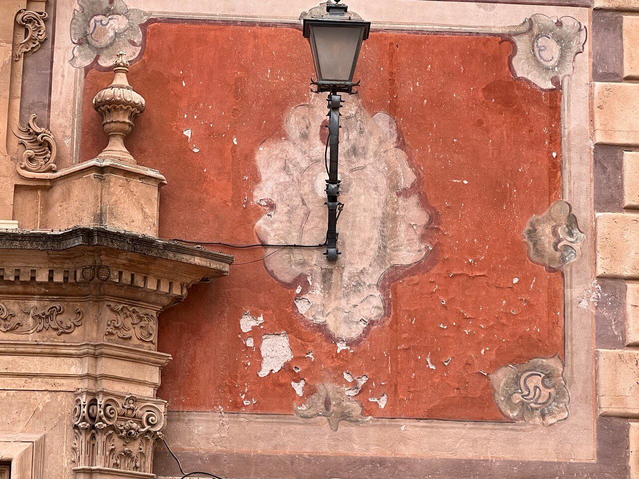 Desprendimiento en la fachada del palacio episcopal de Murcia