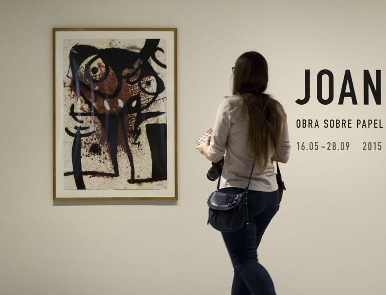 GRA205. MÁLAGA, 15/05/2015.- Una joven visita el Centro Pompidou de Málaga que abre así su calendario de exposiciones temporales, con una selección de 46 dibujos de Joan Miró , "Joan Miró. Obras sobre papel 1960-1978", pertenecientes al Gabinete de Arte G