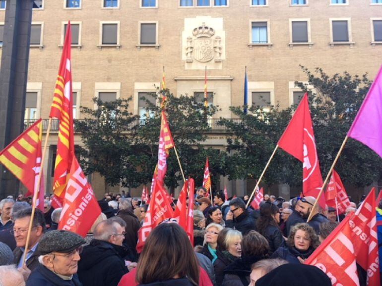 Concentración de los pensionistas frente a la Delegación de Gobierno en Aragón