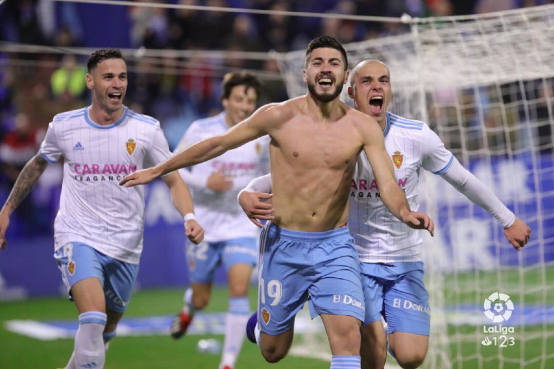 Los jugadores del Real Zaragoza celebran el tanto de la victoria conseguido por Papu