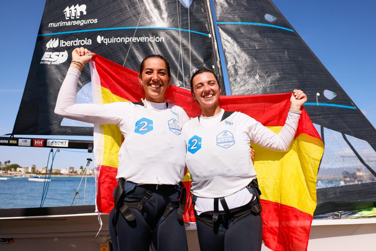 Paula Barceló y María Cantero se proclaman campeonas del mundo de 49er FX en su primera competición juntas