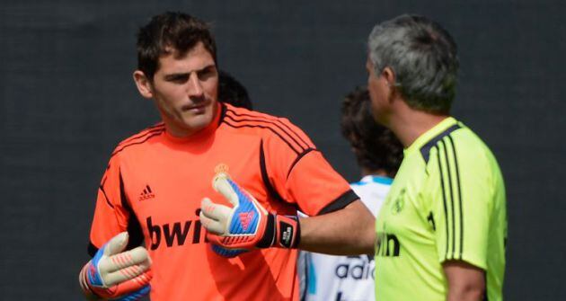 Casillas y Mourinho charlan durante un entrenamiento en la época en la que coincidieron en el Real Madrid