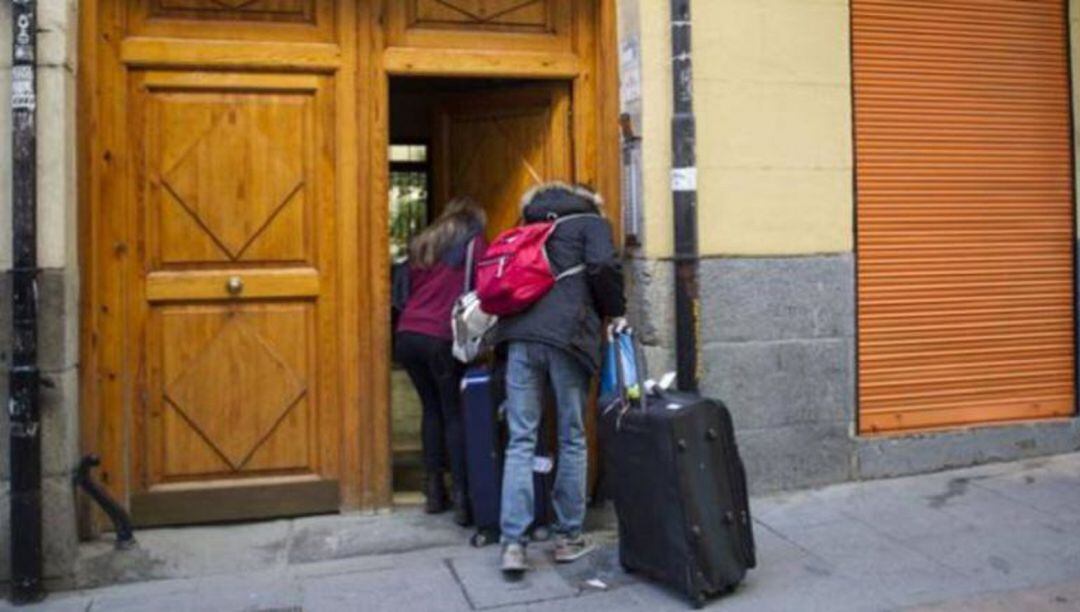 Turistas entrando en una vivienda