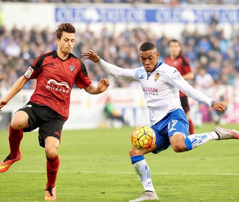 Hinestroza remata ante la oposición de un defensor del Mirandés