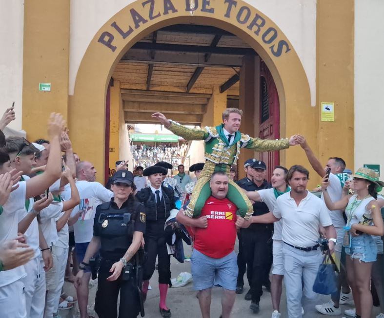 Clemente ha salido por la puerta grande en la Feria Taurina de la Albahaca en Huesca