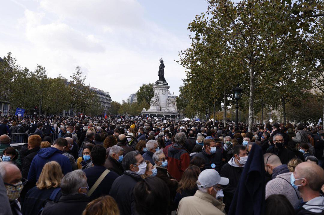 Miles de personas se reunen en la Place de la Republique para una manifestación contra el terrorismo y para presentar sus respetos después del asesinato del profesor de francés Samuel Paty