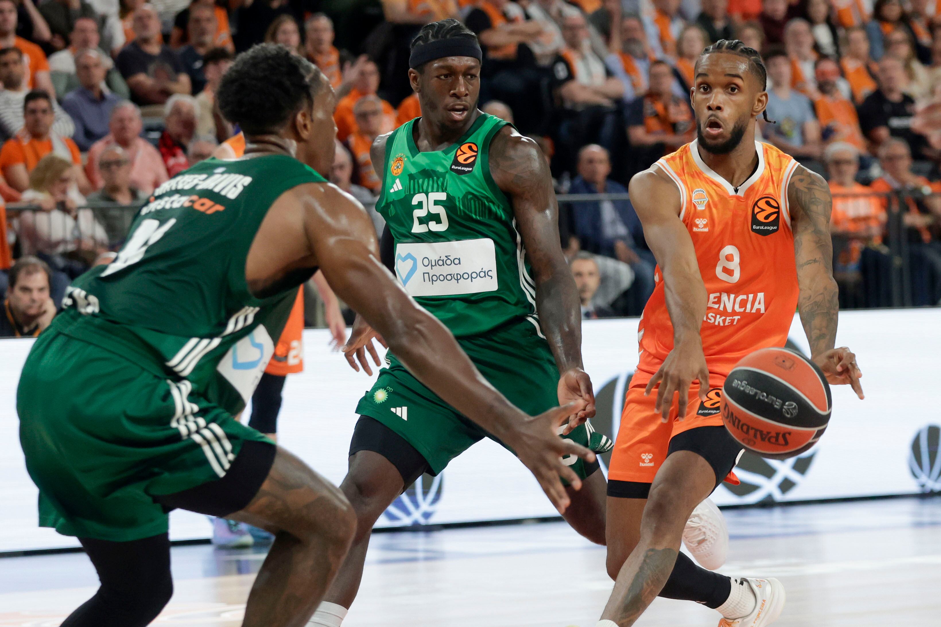 VALENCIA, 28/04/2026.- El base dominicano del Valencia Basket Jean Montero (d) centra el balón entre Kendrick Nunn (c) y Nigel Hayes-Davis, ambos del Panathinaikos, durante el primer partido de cuartos de final de la EuroLiga que Valencia Basket y Panathinaikos BC disputan este martes en el Roig Arena, en Valencia. EFE/Miguel Ángel Polo.