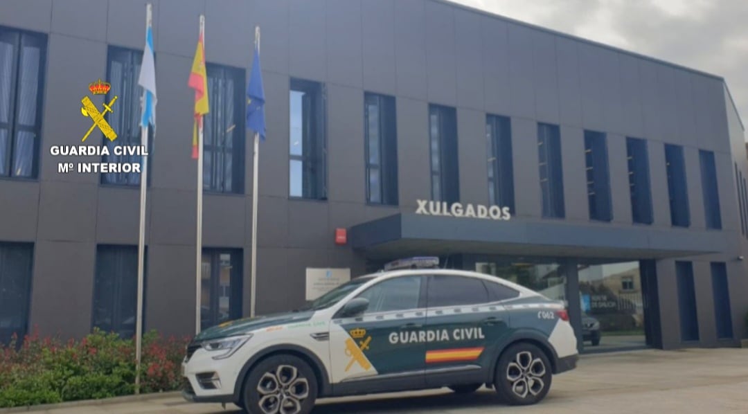 Conche de la Guardia Civil frente a los Juzgados de Tui.