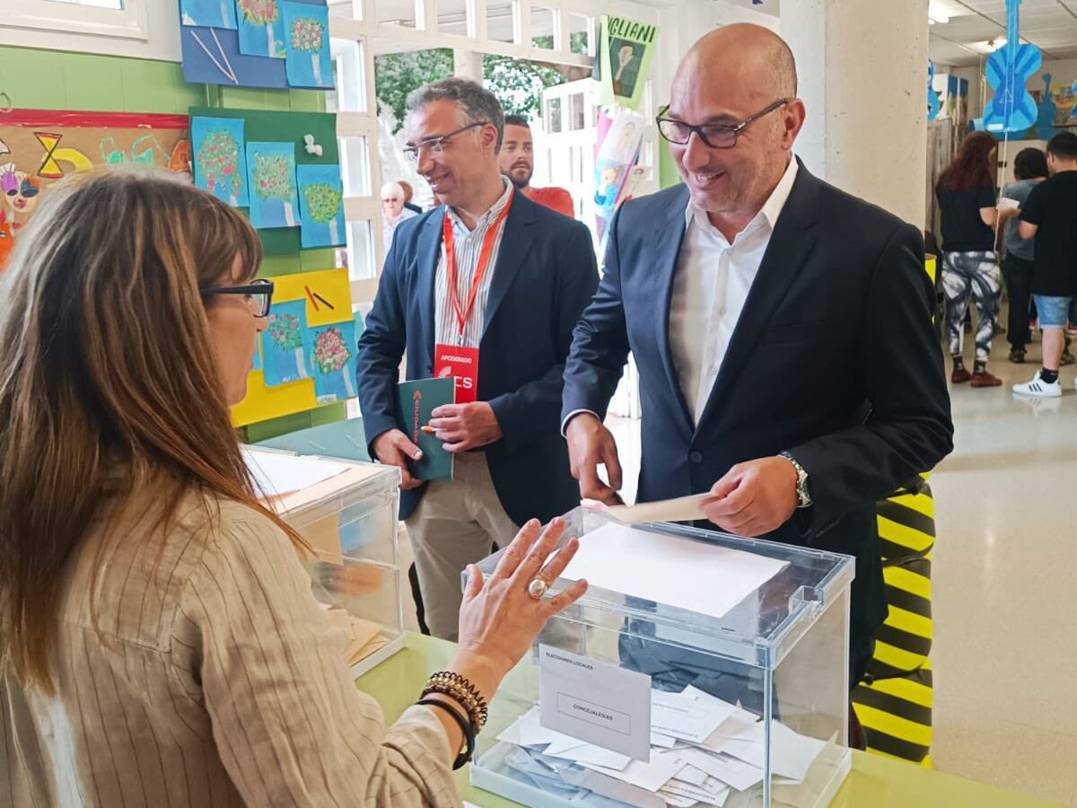 El candidato de Ciudadanos a la alcaldía de Murcia, Pedro García Rex, en el momento de votar