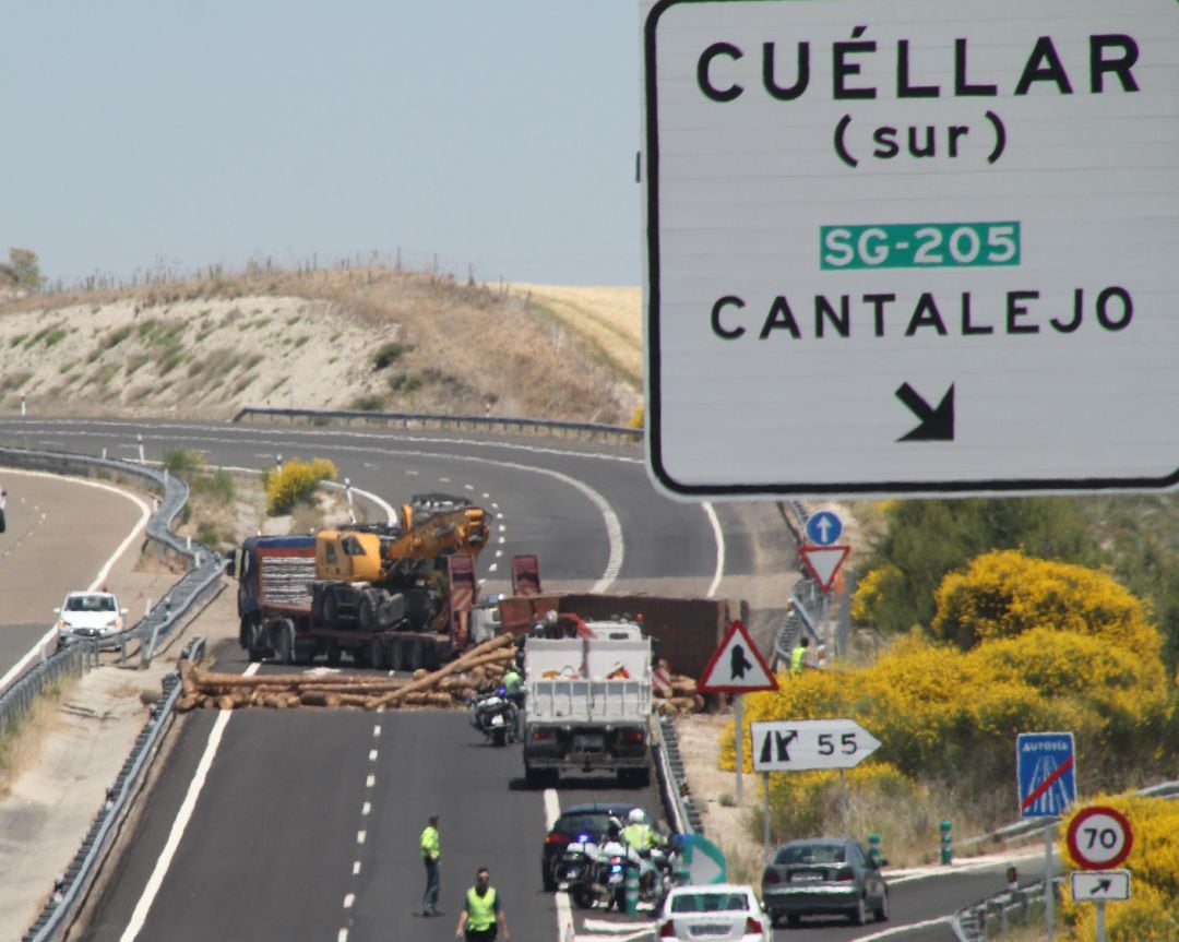 Un camión cargado de troncos vuelca en la incorporación de la Autovía de Pinares desde la carretera de Cantalejo